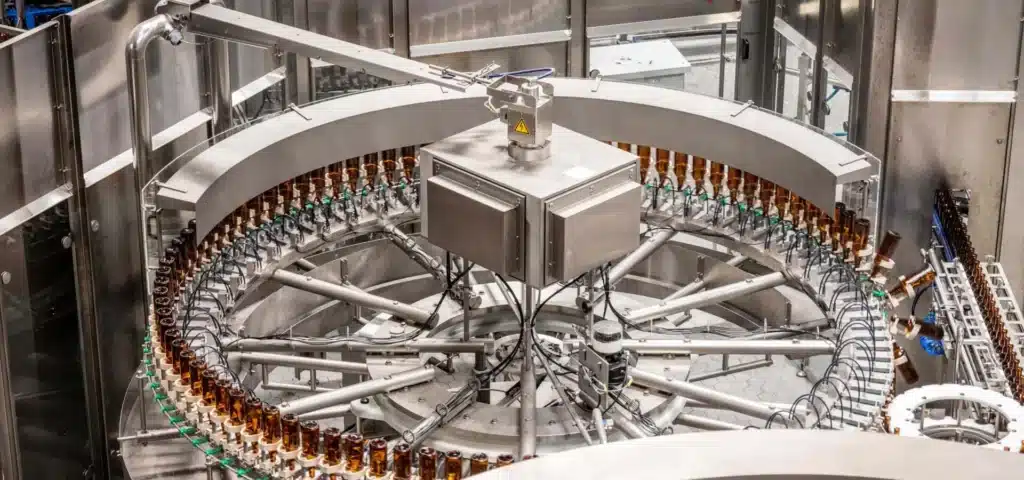 Machine remplissant des bouteilles en verre, vue aérienne.
