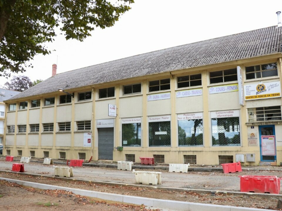 Immeuble de bureaux de 1300 m² en cours de restauration à louer à Saumur