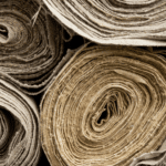 Rouleaux de tissu beige en gros plan.