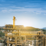 Site industriel avec lever de soleil en arrière-plan.