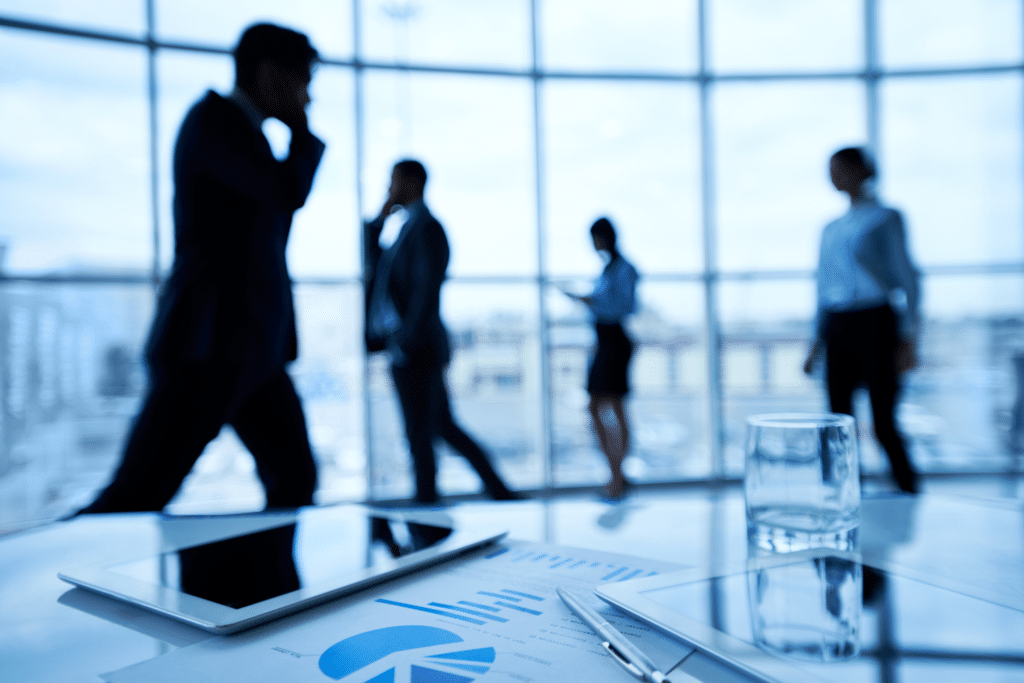 Employés marchant dans un bureau moderne.