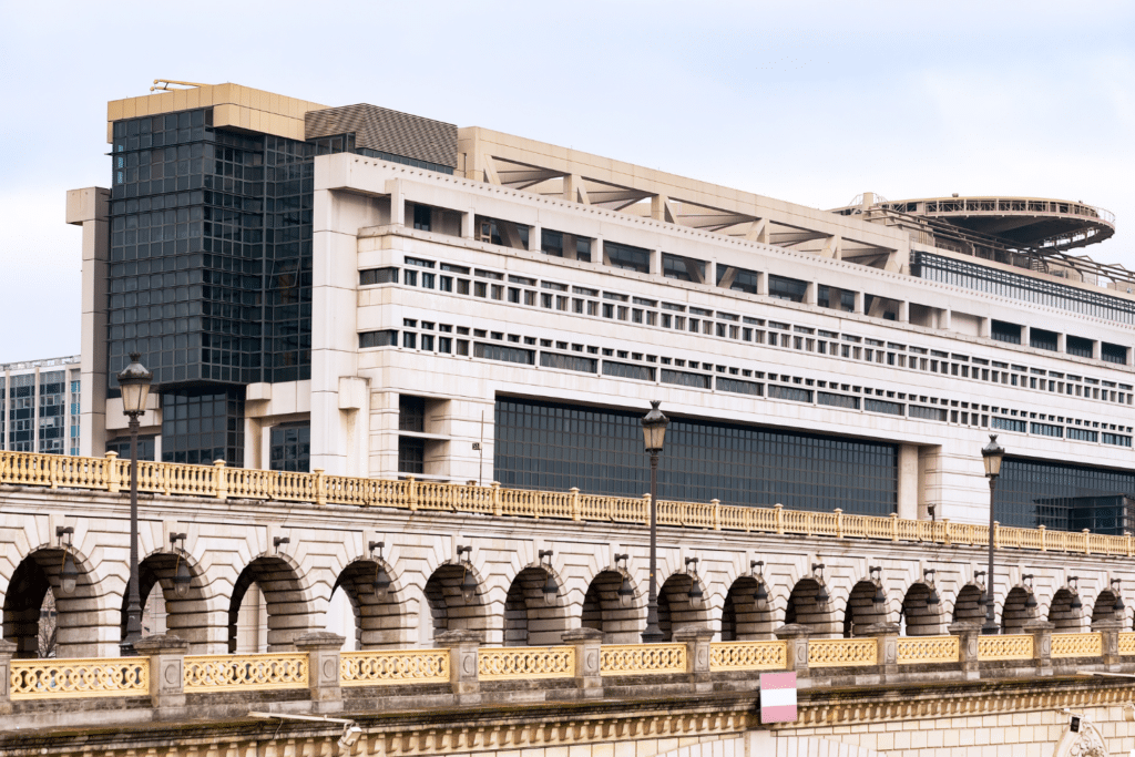 Bâtiment moderne derrière pont en pierre Parisien.