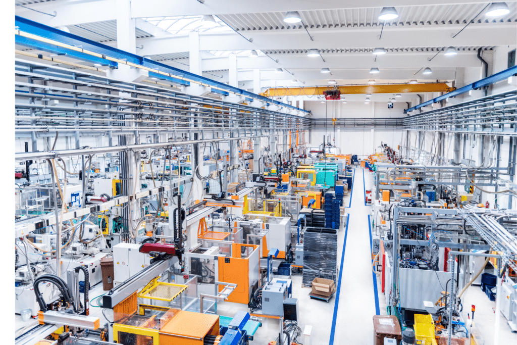 Intérieur d'une usine moderne automatisée.