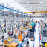 Intérieur d'une usine moderne automatisée.