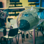 Maquette d'avion sur une table d'exposition.