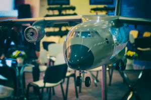 Maquette d'avion sur une table d'exposition.