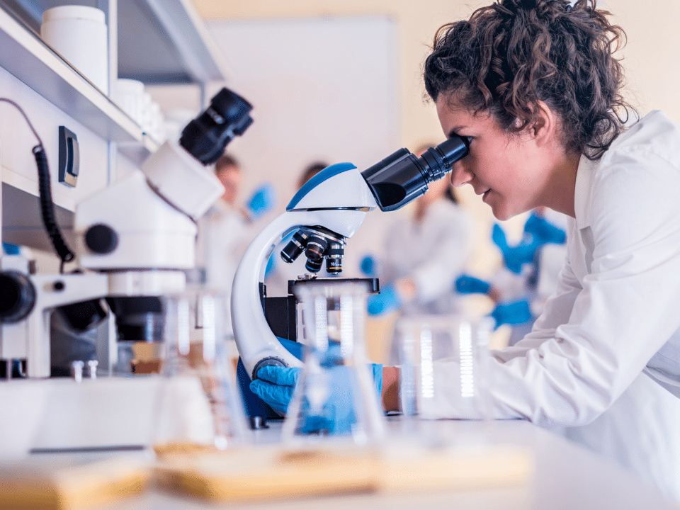 Scientifique étudiant au microscope en laboratoire.