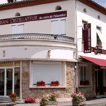 Façade d'un bar distillateur artisanal.