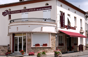 Façade d'un bar distillateur artisanal.