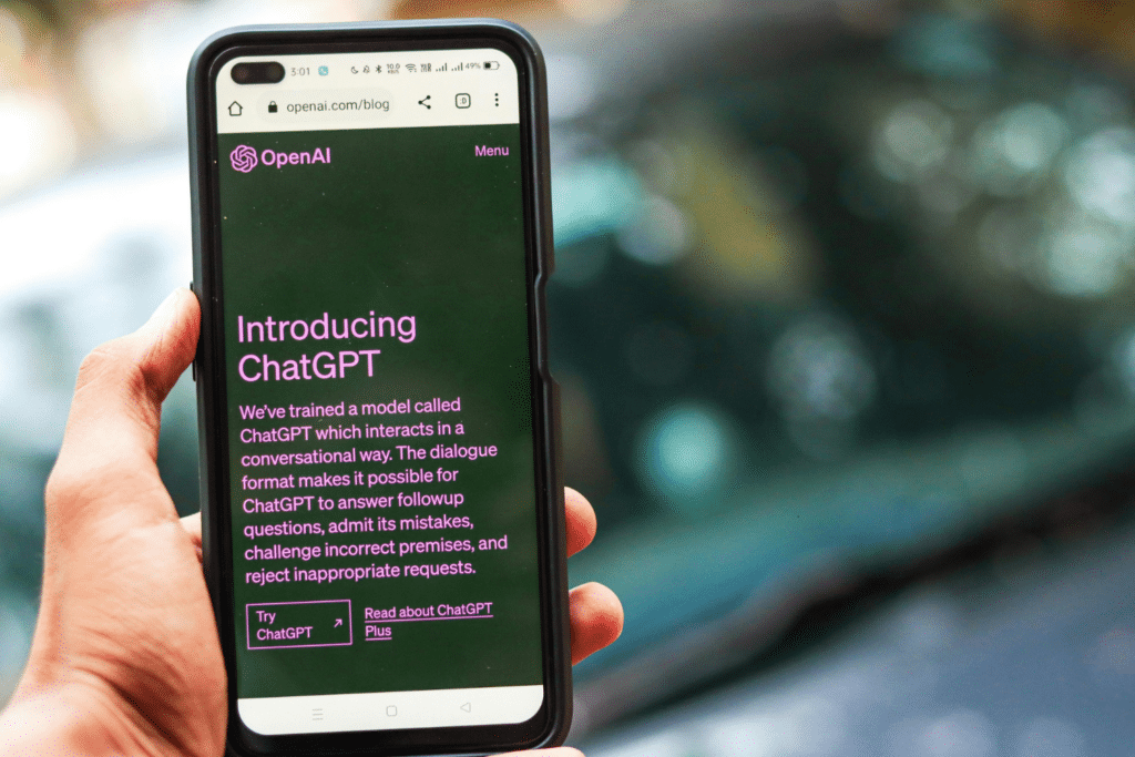Smartphone affichant le site web ChatGPT d'OpenAI.
