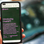 Smartphone affichant le site web ChatGPT d'OpenAI.