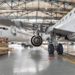 Avions stationnés dans un hangar d'entretien.