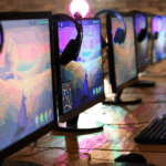 Rangée d ordinateurs avec casques de jeu