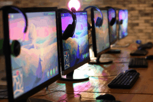 Rangée d ordinateurs avec casques de jeu