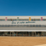 Façade d'un bâtiment moderne avec slogan.