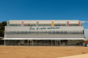 Façade d'un bâtiment moderne avec slogan.