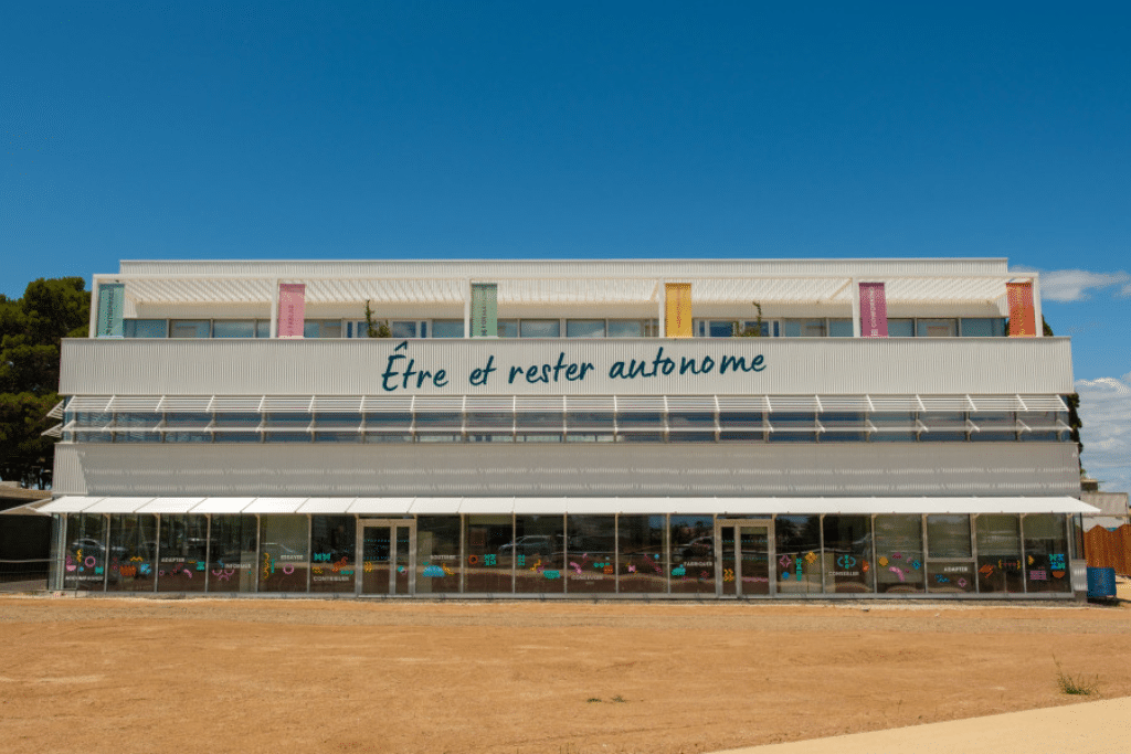 Façade d'un bâtiment moderne avec slogan.