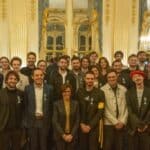 Groupe de personnes posant ensemble dans un salon élégant.