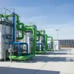 Site de production hydrogène vert avec électrolyseurs dans une zone industrielle portuaire en France