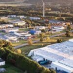 Vue aérienne d une zone industrielle avec éolienne.