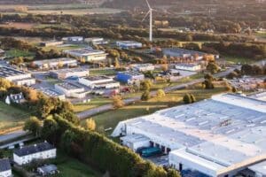 Vue aérienne d une zone industrielle avec éolienne.