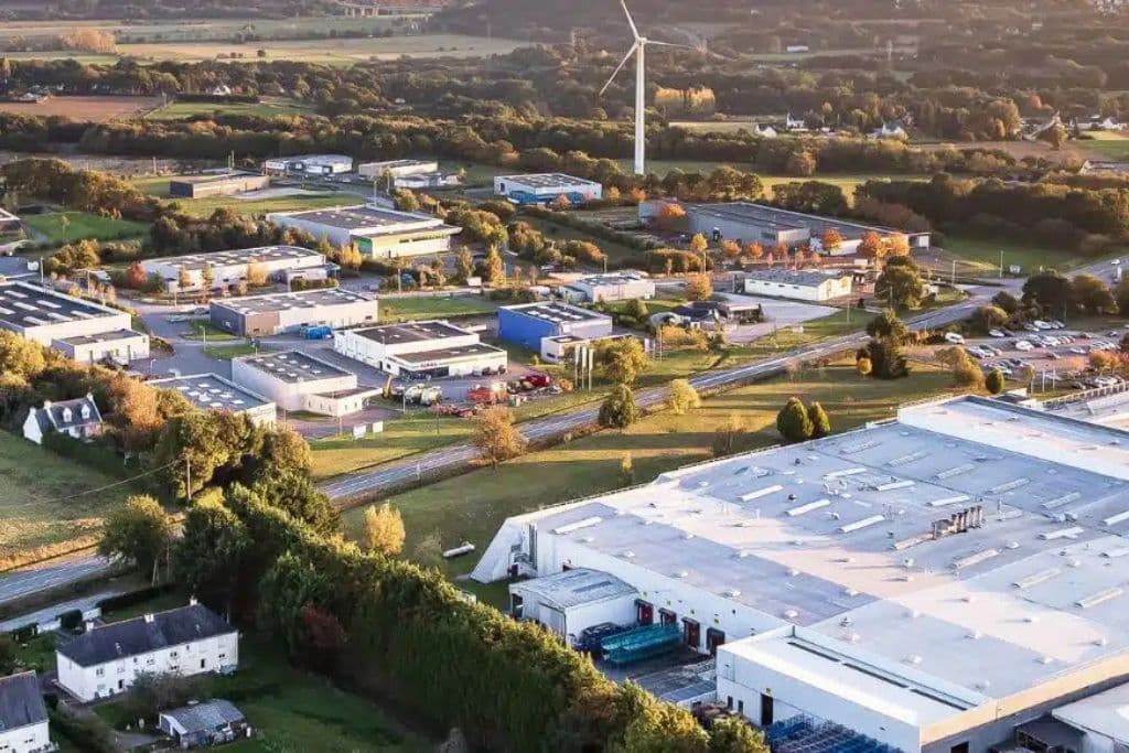 Vue aérienne d une zone industrielle avec éolienne.