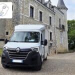 Camionnette blanche devant un château