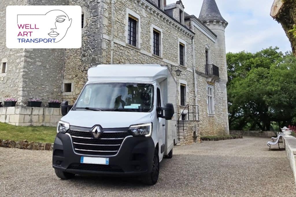 Camionnette blanche devant un château