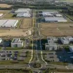 Zone d'activités économiques avec terrains industriels, locaux d'activités et bâtiments d'entreprise vus du ciel
