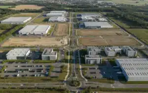 Zone d'activités économiques avec terrains industriels, locaux d'activités et bâtiments d'entreprise vus du ciel