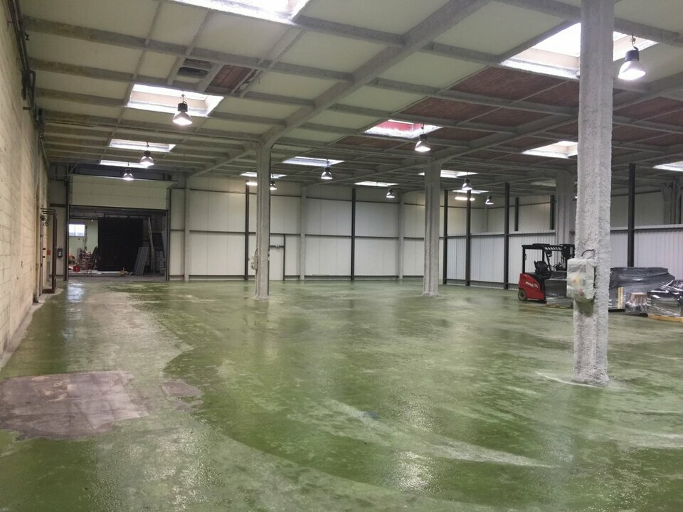 Local d’activité de 1 100 m² à louer à Lanester (56), pôle d’activité Technilis, bâtiment industriel avec bureau