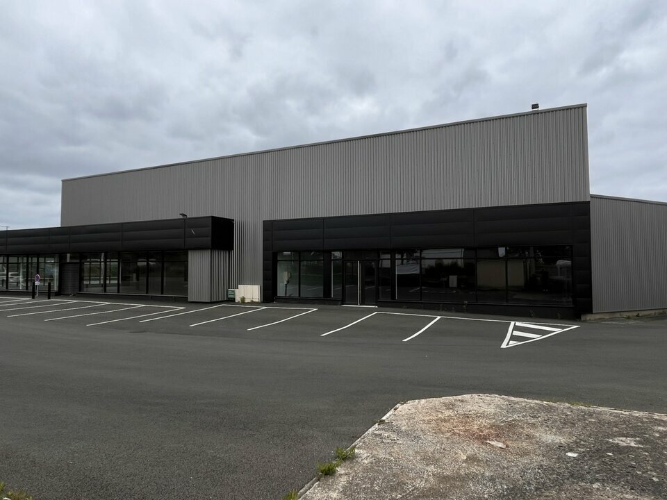 Local d’activité et commerce de 601 m² à louer à Beaucouzé (49), rénové à neuf en 2024, façade RD 523, zone d’Angers