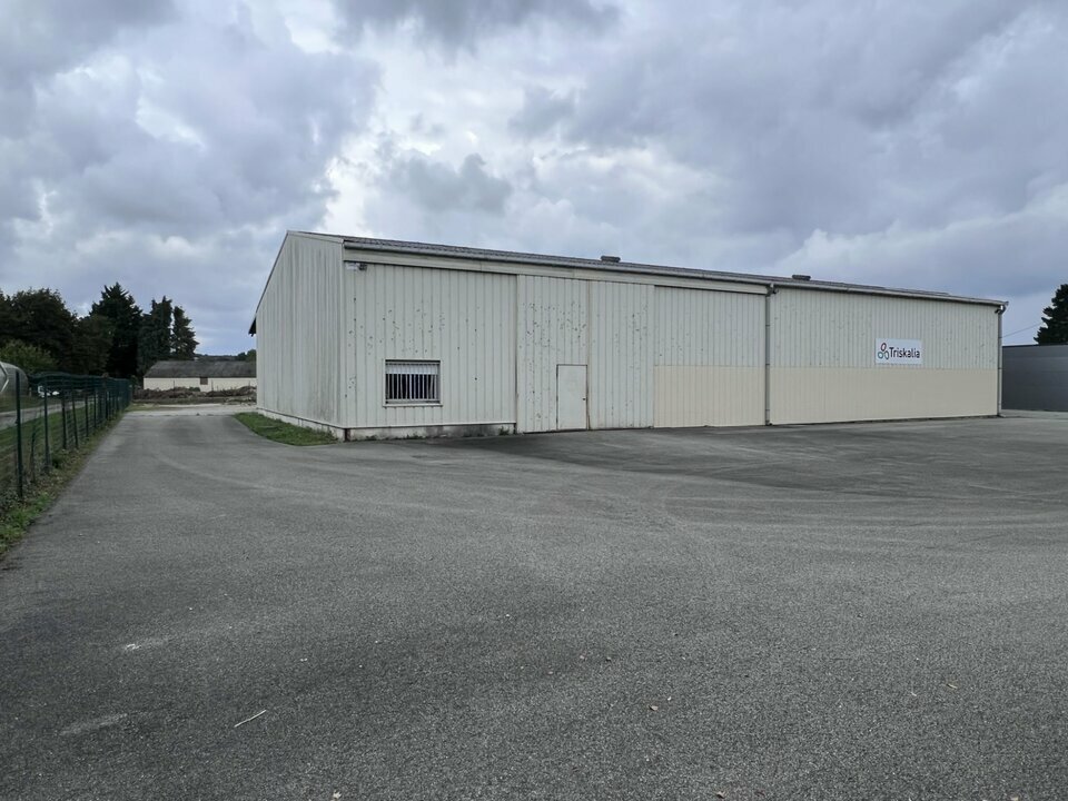 Bâtiment d’activités de 885 m² à louer à Caudan (56), atelier, stockage et bureaux, terrain clos