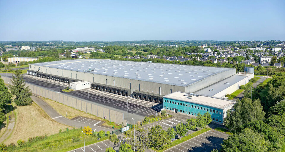 Plateforme logistique Classe A de 23 494 m² à vendre à Ploumagoar (22), 80 quais, divisible, accès immédiat RN12