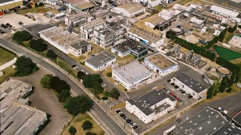 Vue aérienne du site de chimie fine Orgapharm dans la zone industrielle de Pithiviers